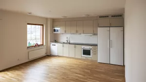 Kök i beige och vitt med ekgolv