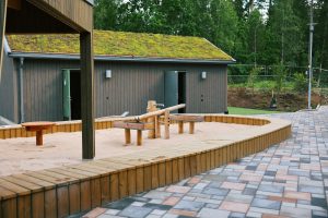 Förråd nyggbyggt med sedumtak på skolgård