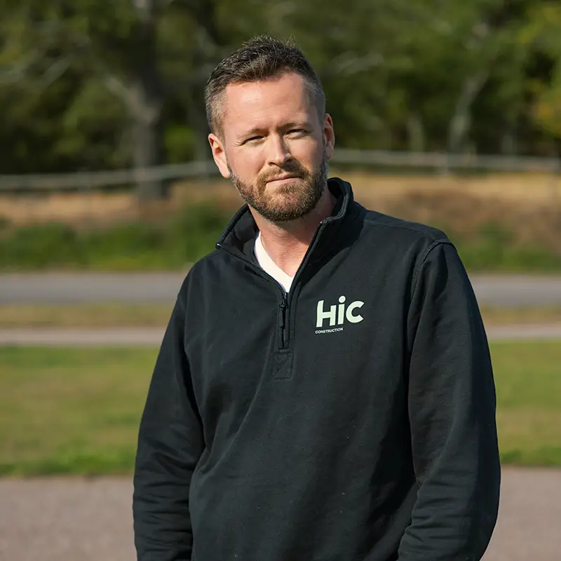 Man med svart jacka framifrån.