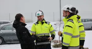 Personer i gula varseljackor pratar och skrattar