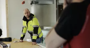 Man i varselväst på en byggarbetsplats